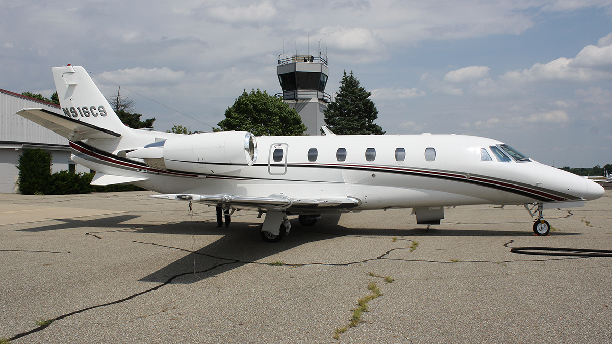 Full size: PRIVATE C560 N916CS at Ann Arbor Municipal Airport